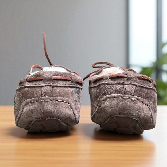 UGG Women's Dakota Moccasin in Expresso Size 8 - Picture 8 of 15